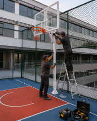 İki işçi basketbol direği kuruyor